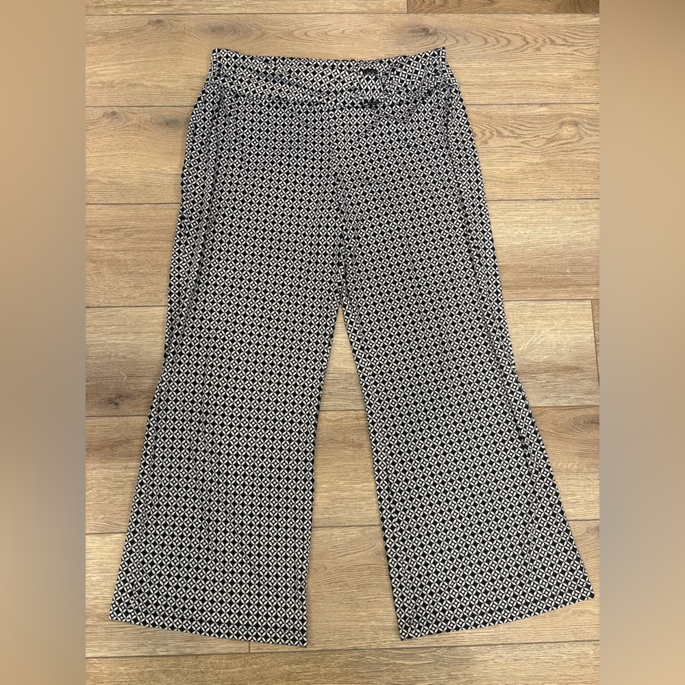 Robert Louis Black & White Flare Capri Pants